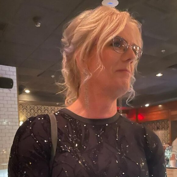 Meet your Posher, Cassandra - Picture 1 of 2